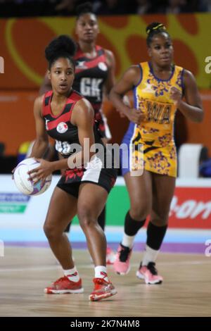 Shantel SEEMUNGAL aus Trinidad & Tobago im Frauen-Netball zwischen Barbados und Trinidad & Tobago bei den Commonwealth-Spielen 2022 im NEC, Birmingham. Stockfoto