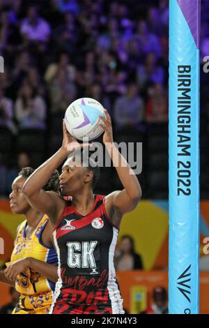 Shaquanda GREENE-NOEL aus Trinidad & Tobago im Frauen-Netball zwischen Barbados und Trinidad & Tobago bei den Commonwealth-Spielen 2022 im NEC, Birmingham. Stockfoto