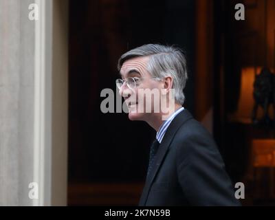 London, Großbritannien. 18. Oktober 2022. Wirtschaftsminister Jacob Rees Mogg kommt in der Downing Street Nr. 10 zum Kabinettstreffen an, während er über die Zukunft des Premierministers spekuliert. Quelle: Uwe Deffner/Alamy Live News Stockfoto