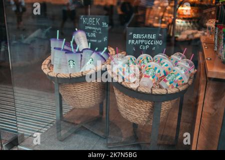 Krakau, Polen - 25. August 2022: Starbucks wiederverwendbare Kaffeetasse im Café in Krakau, Polen. Menschen, die ihre eigene Tasse verwenden, erhalten Rabatt für Stockfoto