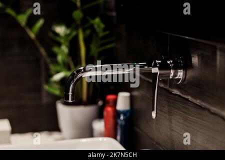 Metallhahn im modernen Badezimmer. Detail in neuem Luxushaus Stockfoto