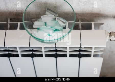 Eis auf dem Kühler. Strom und Gas für die Raumheizung sparen. Energiekrise in europa Stockfoto