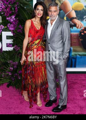 WESTWOOD, LOS ANGELES, KALIFORNIEN, USA – 17. OKTOBER: Der libanesisch-britische Rechtsanwalt Amal Alamuddin Clooney im Alexander McQueen-Kleid und der Ehemann/amerikanische Schauspieler und Filmemacher George Clooney kommen zur Los Angeles Premiere von Universal Picturs' Ticket to Paradise', die am 17. Oktober 2022 im Regency Village Theatre in Westwood, Los Angeles, Kalifornien, USA, stattfand. Stockfoto