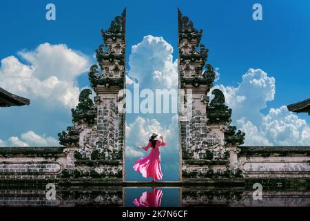 Junge Frau im Tempel Gates in Lempuyang Luhur Tempel auf Bali, Indonesien. Vintage Ton. Stockfoto