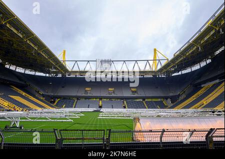 Blick auf den Platz in der Signal Iduna Arena - dem offiziellen Spielplatz des FC Borussia Dortmund Stockfoto