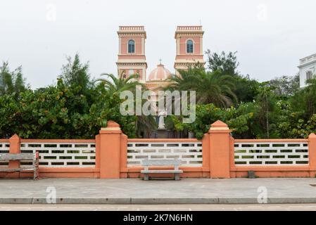 PONDICHERRY, INDIEN - 13.. Oktober 2022: Die Kirche unserer Lieben Frau von Engeln und die Statue, die Jeanne d'Arc gewidmet ist. Stockfoto