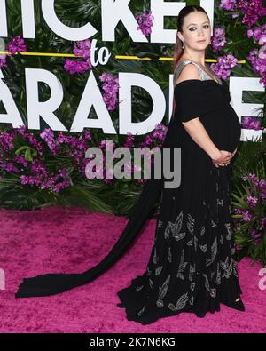 WESTWOOD, LOS ANGELES, KALIFORNIEN, USA - 17. OKTOBER: Die amerikanische Schauspielerin Billie Lourd mit Louis Vuitton kommt bei der Los Angeles Premiere von Universal Pictures' Ticket to Paradise' an, die am 17. Oktober 2022 im Regency Village Theatre in Westwood, Los Angeles, Kalifornien, USA, stattfand. (Foto von Xavier Collin/Image Press Agency) Stockfoto