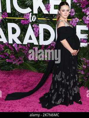 WESTWOOD, LOS ANGELES, KALIFORNIEN, USA - 17. OKTOBER: Die amerikanische Schauspielerin Billie Lourd mit Louis Vuitton kommt bei der Los Angeles Premiere von Universal Pictures' Ticket to Paradise' an, die am 17. Oktober 2022 im Regency Village Theatre in Westwood, Los Angeles, Kalifornien, USA, stattfand. (Foto von Xavier Collin/Image Press Agency) Stockfoto