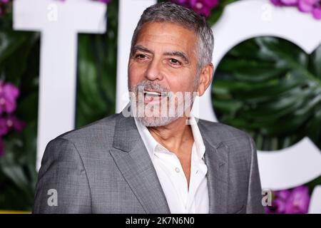 WESTWOOD, LOS ANGELES, KALIFORNIEN, USA - 17. OKTOBER: Der amerikanische Schauspieler George Clooney kommt bei der Los Angeles Premiere von Universal Picturs' 'Ticket to Paradise' an, die am 17. Oktober 2022 im Regency Village Theatre in Westwood, Los Angeles, Kalifornien, USA, stattfand. (Foto von Xavier Collin/Image Press Agency) Stockfoto