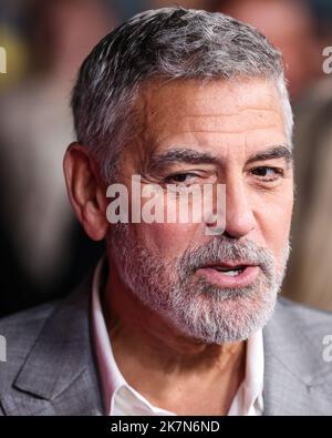 Westwood, Usa. 17. Oktober 2022. WESTWOOD, LOS ANGELES, KALIFORNIEN, USA - 17. OKTOBER: Der amerikanische Schauspieler George Clooney kommt bei der Los Angeles Premiere von Universal Picturs' 'Ticket to Paradise' an, die am 17. Oktober 2022 im Regency Village Theatre in Westwood, Los Angeles, Kalifornien, USA, stattfand. (Foto von Xavier Collin/Image Press Agency) Quelle: Image Press Agency/Alamy Live News Stockfoto