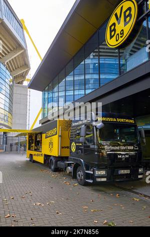 Fanshop in der Signal Iduna Arena - dem offiziellen Spielplatz des FC Borussia Dortmund Stockfoto