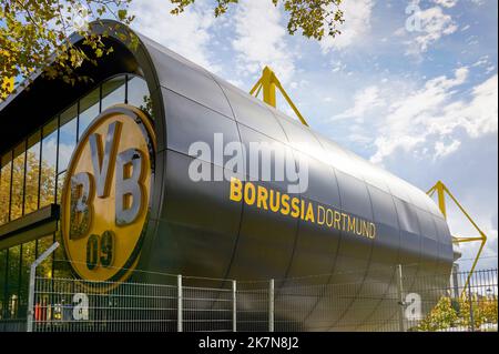 Fanshop in der Signal Iduna Arena - dem offiziellen Spielplatz des FC Borussia Dortmund Stockfoto
