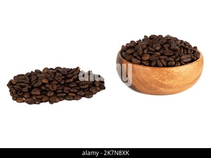 Frisch geröstete Arabica- und Robusta-Kaffeebohnen auf weißem Hintergrund. Speicherplatz kopieren. Stockfoto