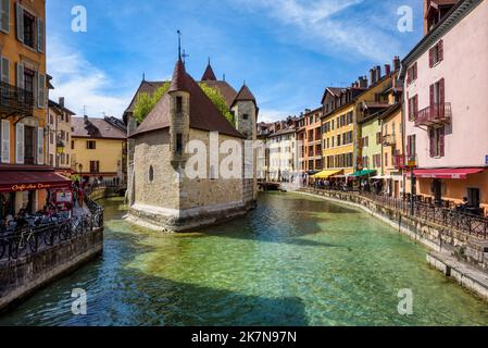 Annecy, Frankreich - 19. April 2022: Das Palais de l’Isle, ein mittelalterliches Steinhaus am Fluss Thiou, ist das wichtigste Wahrzeichen und eine beliebte Touristenattraktion in Anne Stockfoto