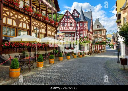 Bunte Fachwerkhäuser in der historischen Altstadt von Bacharach, Deutschland Stockfoto