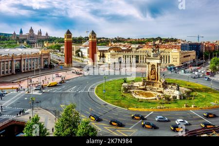 Der Platz Placa d'Espanya in Barcelona, Spanien, mit den venezianischen Türmen, dem Nationalmuseum für Kunst und dem Montjuic-Hügel. Der Platz ist die Haupttouris Stockfoto