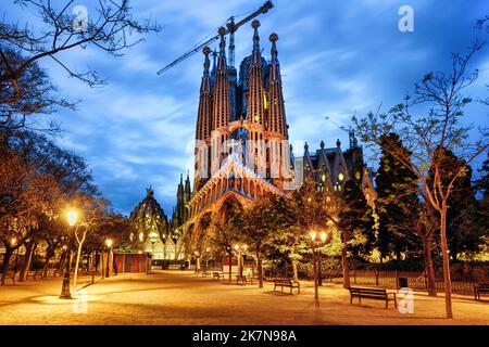 Die Kathedrale La Sagrada Familia, die von Antoni Gaudi entworfen wurde, ist ein UNESCO-Weltkulturerbe und ein Hauptdenkmal in Barcelona, Spanien Stockfoto