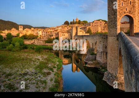 Historische Brücke und mittelalterliche Altstadt von Besalu, Katalonien, Spanien, im Sonnenaufgangslicht Stockfoto