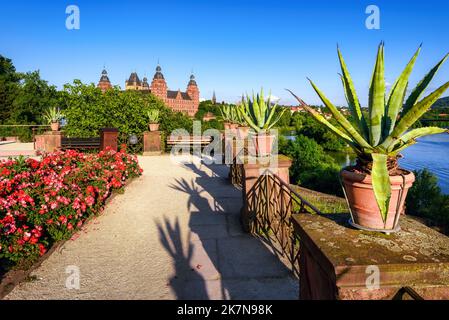 Öffentlicher Park am Main mit Blick auf das historische Schloss Johannisburg in Aschaffenburg, Bayern, Deutschland Stockfoto