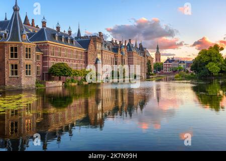 Das Schloss Binnenhof am Hofvijver-See in Den Haag, Südholland, Niederlande, ist eines der ältesten Parlamentsgebäude der Welt Stockfoto