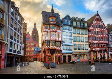 Gotischer Frankfurter Dom und farbenfrohe Fachwerkhäuser auf dem historischen Römerberg im Zentrum von Frankfurt am Main Stockfoto