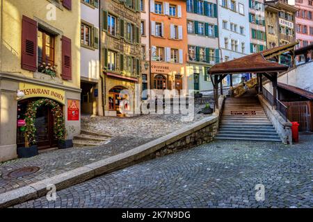 Lausanne, Schweiz - 12. April 2021: Die malerische überdachte Treppe der Escaliers du Marche in der Altstadt ist eines der wichtigsten Wahrzeichen der Lausan Stockfoto