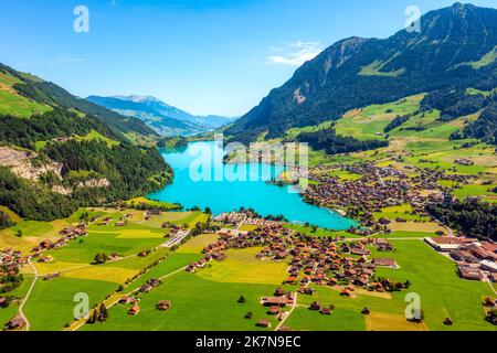 Lungern Dorf am malerischen Lungern See, berühmt für sein kristallklares Wasser, im schweizer Alpen Bergtal, Kanton Obwalden, Schweiz Stockfoto