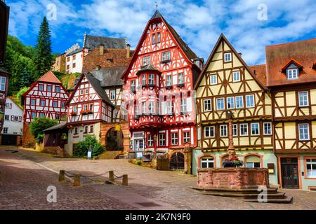 Farbenfrohe Fachwerkhäuser im gotischen Stil in der historischen Altstadt von Miltenberg, Bayern, Deutschland. Miltenberg ist ein beliebtes Reiseziel in der Nähe von Fra Stockfoto