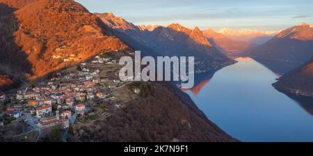 Panoramablick auf den Luganersee und den Monte Bre in den schweizer Alpen an der Grenze zwischen der Schweiz und Italien Stockfoto