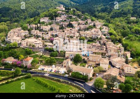 Mirmande, eine historische Stadt auf einem Hügel im Département Drome, Frankreich, ist eines der schönsten Dörfer Frankreichs und ein beliebtes Touristenziel Stockfoto