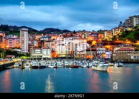 Der malerische Hafen der Stadt Mutriku, Provinz Gipuzkoa, Baskenland, Spanien Stockfoto