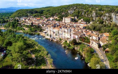 Die historische Stadt Vogue, die sich dramatisch in einer Schlucht des Flusses Ardeche befindet, ist eines der schönsten Dörfer Frankreichs und ein beliebtes Reiseziel Stockfoto