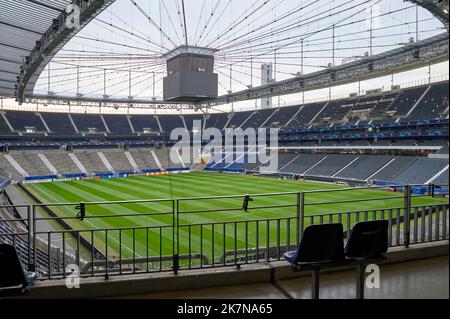 Blick auf das Spielfeld in der Deutsche Bank Park Arena - dem offiziellen Spielplatz des FC Eintracht, Frankfurt Stockfoto