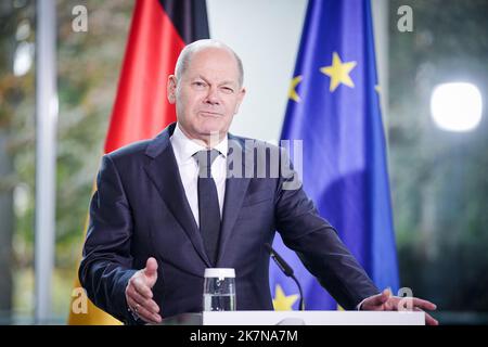 Berlin, Deutschland. 18. Oktober 2022. Bundeskanzler Olaf Scholz (SPD), gibt nach dem Treffen der ·Allianz für Transformation· im Bundeskanzleramt eine Pressekonferenz. Quelle: Kay Nietfeld/dpa/Alamy Live News Stockfoto