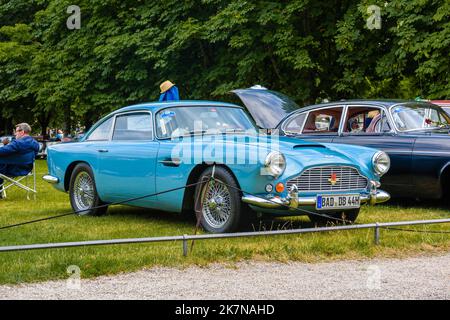 BADEN BADEN, DEUTSCHLAND - JULI 2019: Hellblaues ASTON MARTIN DB4 Coupé 1958 1963, Oldtimer-Treffen im Kurpark. Stockfoto