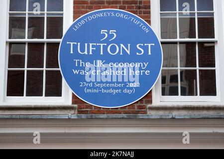 London, Großbritannien, 18. Oktober 2022. Eine allgemeine Ansicht der 55 Tufton Street in Westminster, wo Aktivisten von Eselinnen eine blaue Tafel befestigten. Das Gebäude beherbergt mehrere freie Marktgruppen, die maßgeblich an Kwarsi Kwartengs Mini-Budget beteiligt waren.Quelle: David Mirzoeff/Alamy Live News Stockfoto