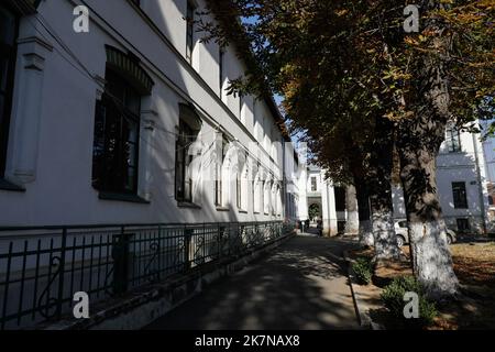 Bukarest, Rumänien - 18. Oktober 2022: Details zum Äußeren des Scoala Centrala National College (High School) in Bukarest. Rumänischer Wiederbelebungsbogen Stockfoto