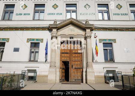 Bukarest, Rumänien - 18. Oktober 2022: Details zum Äußeren des Scoala Centrala National College (High School) in Bukarest. Rumänischer Wiederbelebungsbogen Stockfoto