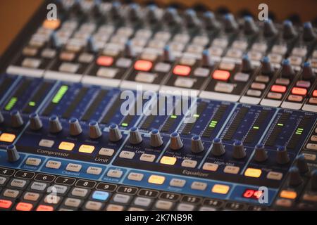 Im selektiven Fokus der Pro dj-Controller.die DJ-Konsole cd mp4 Deejay Mischpult Ibiza House Musik-Party im Nachtclub mit farbigen Disco-Lichter. DJ Mu Stockfoto