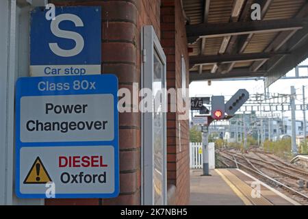 Schild am GWR Didcot Parkway, Klasse 80X Leistungsumstellung von Elektro- auf Dieselbetrieb, Station Rd, Didcot, Oxfordshire, England, GROSSBRITANNIEN, OX11 7NR Stockfoto