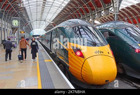 Züge auf Bahnsteig 1, Paddington Station, Bayswater, London, England, VEREINIGTES KÖNIGREICH Stockfoto