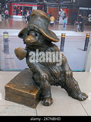 Die berühmte Statue des Paddington Bear, am Paddington Hauptbahnbahnhof, Bayswater, London, England, Großbritannien Stockfoto