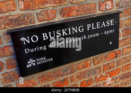 Keine Busking bitte, während der Arbeitszeit (8:30am - 6pm) Zeichen, in der Nähe von York Minster, City of York, Yorkshire, England, GROSSBRITANNIEN, YO1 6GD Stockfoto