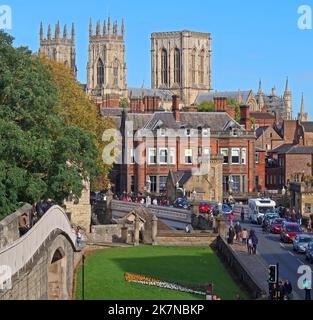 York Minster, Kathedrale und metropolitische Kirche von St. Peter, Mauer und Fluss von der City of York, Yorkshire, England, Großbritannien, YO1 6GD Stockfoto