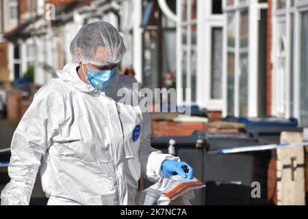 Forensische Offiziere in der Dovey Road in Sparkhill, Birmingham, nachdem ein 29-jähriger Mann aufgrund des Mordverdachts nach dem Tod eines neugeborenen Jungen in Birmingham verhaftet wurde. Das drei Wochen alte Baby atmete nicht, als Beamte am Dienstag kurz nach 3,40am Uhr in die Dovey Road gerufen wurden, teilte die Polizei von West Midlands mit. Sanitäter brachten ihn ins Krankenhaus, aber bald darauf wurde er für tot erklärt. Bilddatum: Dienstag, 18. Oktober 2022. Stockfoto