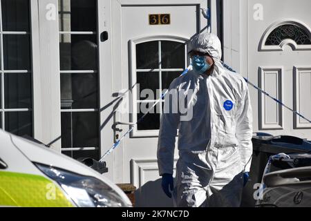 Forensische Offiziere in der Dovey Road in Sparkhill, Birmingham, nachdem ein 29-jähriger Mann aufgrund des Mordverdachts nach dem Tod eines neugeborenen Jungen in Birmingham verhaftet wurde. Das drei Wochen alte Baby atmete nicht, als Beamte am Dienstag kurz nach 3,40am Uhr in die Dovey Road gerufen wurden, teilte die Polizei von West Midlands mit. Sanitäter brachten ihn ins Krankenhaus, aber bald darauf wurde er für tot erklärt. Bilddatum: Dienstag, 18. Oktober 2022. Stockfoto