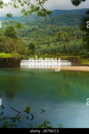 Blick auf den See, wo Kanäle zusammenfügen, Langzeitbelichtung Bild Stockfoto