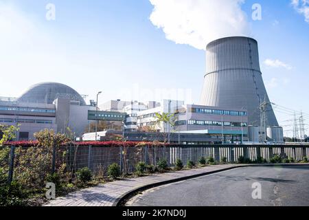 Lingen, Deutschland. 18. Oktober 2022. Das Kernkraftwerk Emsland. Die verbleibenden drei deutschen Kernkraftwerke sollen bis zum 15. April 2023 in Betrieb bleiben dürfen. Dies beschloss Bundeskanzler Olaf Scholz (SPD). (To dpa 'Scholz legt den Fuß zurück: Drei Kernkraftwerke sollten länger laufen können') Quelle: Sina Schuldt/dpa/Alamy Live News Stockfoto