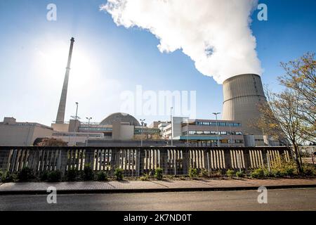 Lingen, Deutschland. 18. Oktober 2022. Das Kernkraftwerk Emsland. Die verbleibenden drei deutschen Kernkraftwerke sollen bis zum 15. April 2023 in Betrieb bleiben dürfen. Dies beschloss Bundeskanzler Olaf Scholz (SPD). (To dpa 'Scholz legt den Fuß zurück: Drei Kernkraftwerke sollten länger laufen können') Quelle: Sina Schuldt/dpa/Alamy Live News Stockfoto