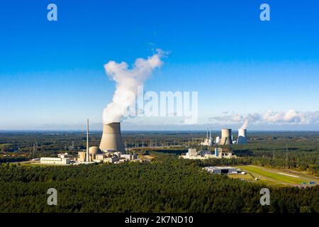 Lingen, Deutschland. 18. Oktober 2022. Das Kernkraftwerk Emsland (Luftaufnahme mit Drohne). Die verbleibenden drei deutschen Kernkraftwerke sollen bis zum 15. April 2023 in Betrieb bleiben dürfen. Dies beschloss Bundeskanzler Olaf Scholz (SPD). (To dpa 'Scholz legt den Fuß zurück: Drei Kernkraftwerke sollten länger laufen können') Quelle: Sina Schuldt/dpa/Alamy Live News Stockfoto